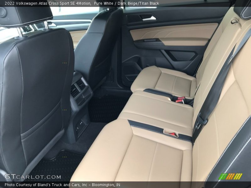 Pure White / Dark Beige/Titan Black 2022 Volkswagen Atlas Cross Sport SE 4Motion