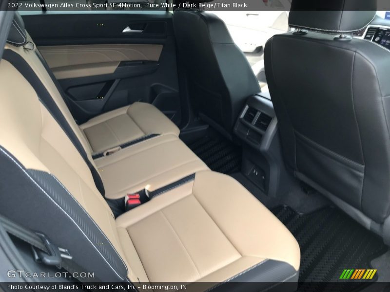 Pure White / Dark Beige/Titan Black 2022 Volkswagen Atlas Cross Sport SE 4Motion