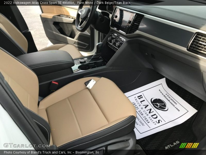 Pure White / Dark Beige/Titan Black 2022 Volkswagen Atlas Cross Sport SE 4Motion