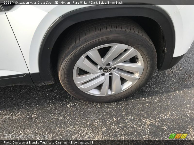 Pure White / Dark Beige/Titan Black 2022 Volkswagen Atlas Cross Sport SE 4Motion