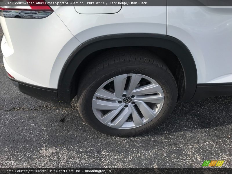 Pure White / Dark Beige/Titan Black 2022 Volkswagen Atlas Cross Sport SE 4Motion