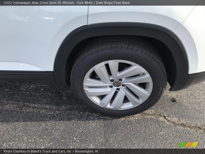 Pure White / Dark Beige/Titan Black 2022 Volkswagen Atlas Cross Sport SE 4Motion