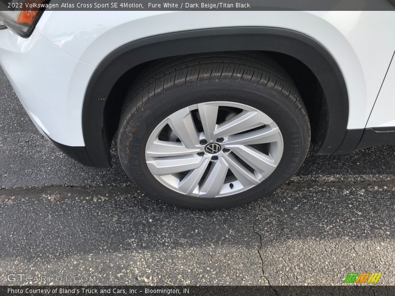 Pure White / Dark Beige/Titan Black 2022 Volkswagen Atlas Cross Sport SE 4Motion