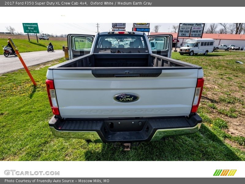 Oxford White / Medium Earth Gray 2017 Ford F350 Super Duty XL Crew Cab 4x4
