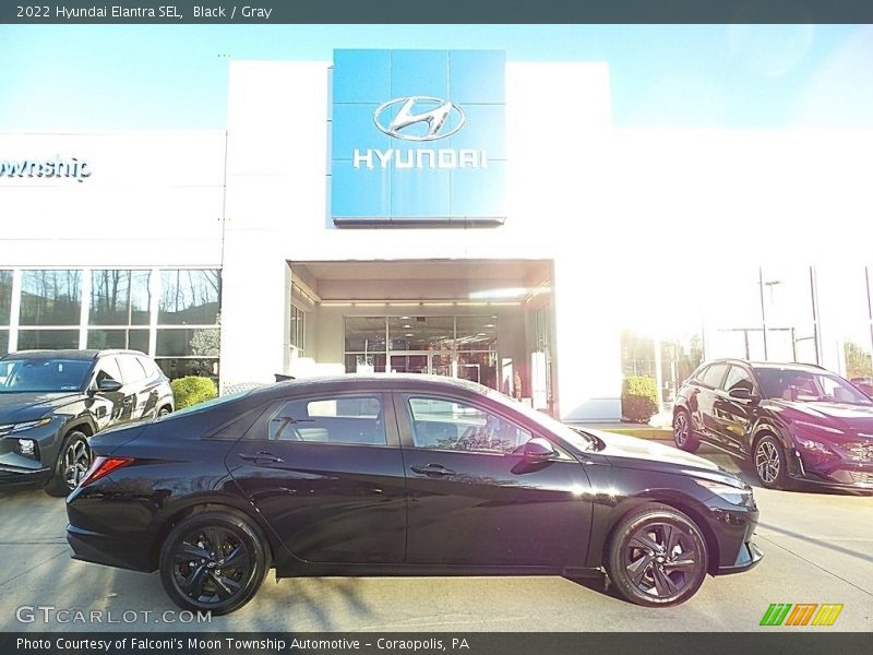 Black / Gray 2022 Hyundai Elantra SEL