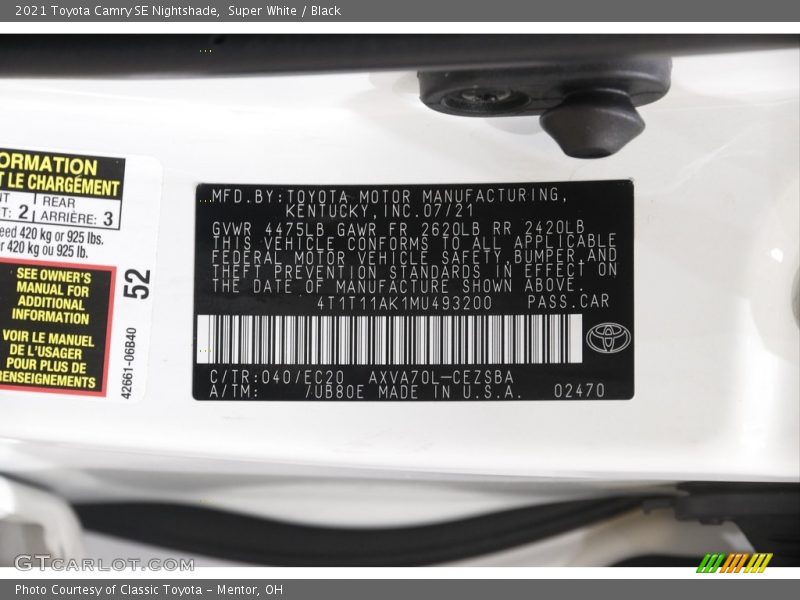 Super White / Black 2021 Toyota Camry SE Nightshade