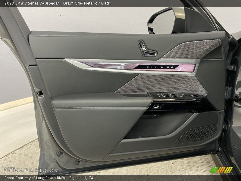 Door Panel of 2023 7 Series 740i Sedan