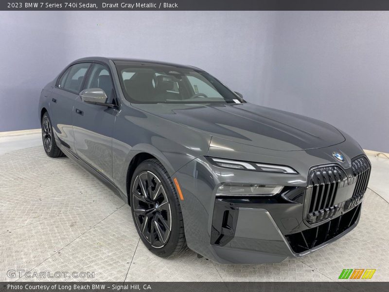 Front 3/4 View of 2023 7 Series 740i Sedan