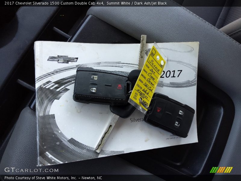Summit White / Dark Ash/Jet Black 2017 Chevrolet Silverado 1500 Custom Double Cab 4x4