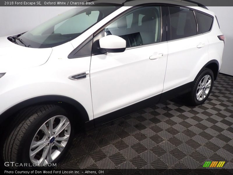 Oxford White / Charcoal Black 2018 Ford Escape SE