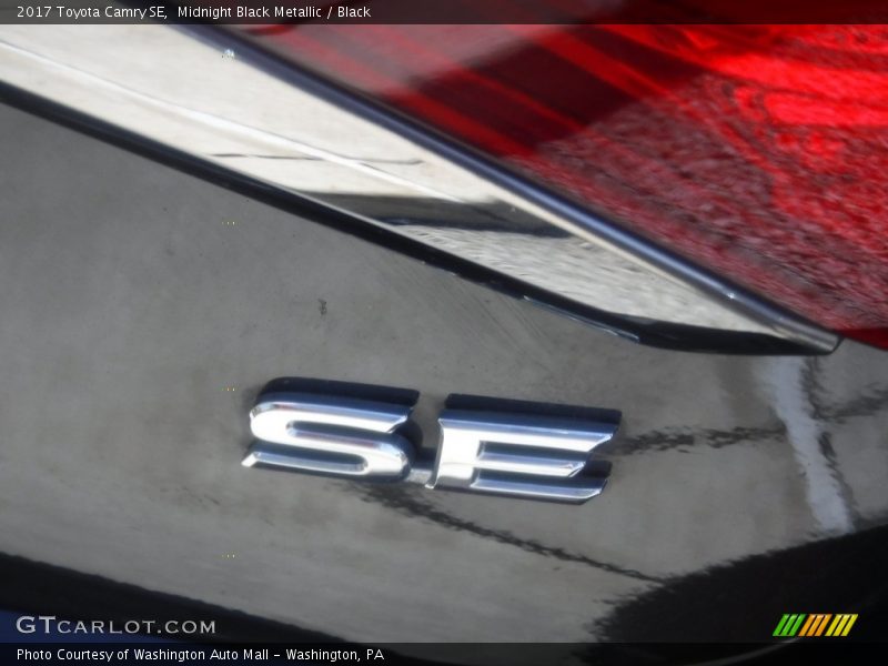 Midnight Black Metallic / Black 2017 Toyota Camry SE