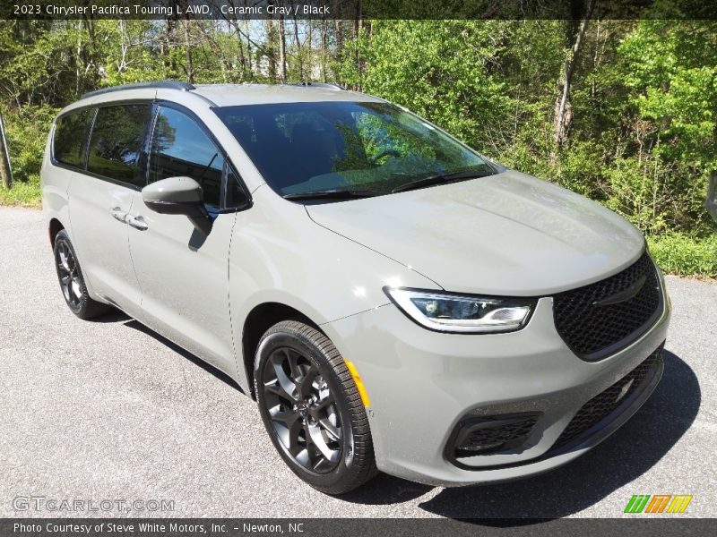 Front 3/4 View of 2023 Pacifica Touring L AWD