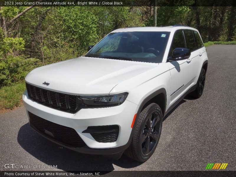 Bright White / Global Black 2023 Jeep Grand Cherokee Altitude 4x4