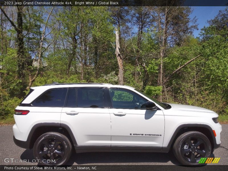 Bright White / Global Black 2023 Jeep Grand Cherokee Altitude 4x4