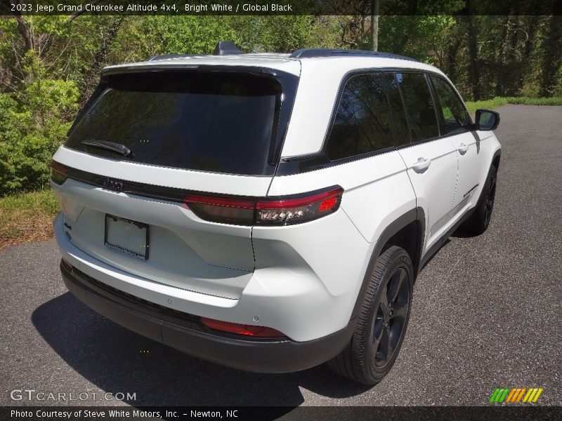 Bright White / Global Black 2023 Jeep Grand Cherokee Altitude 4x4