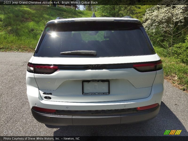 Bright White / Global Black 2023 Jeep Grand Cherokee Altitude 4x4
