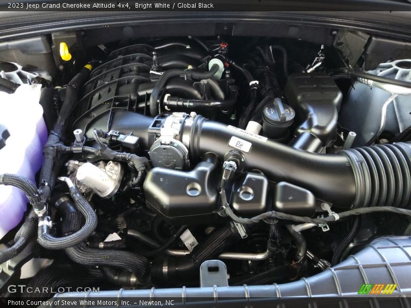 Bright White / Global Black 2023 Jeep Grand Cherokee Altitude 4x4