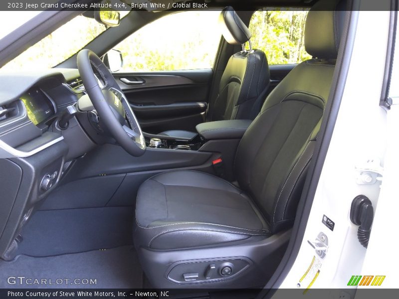 Bright White / Global Black 2023 Jeep Grand Cherokee Altitude 4x4