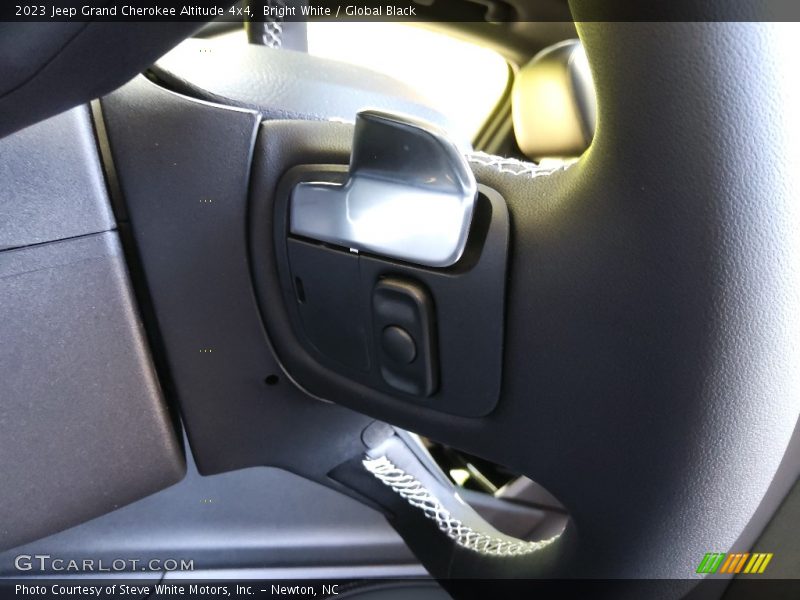 Bright White / Global Black 2023 Jeep Grand Cherokee Altitude 4x4