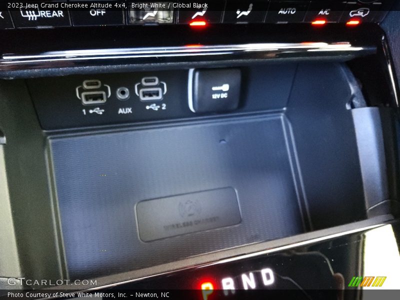 Bright White / Global Black 2023 Jeep Grand Cherokee Altitude 4x4