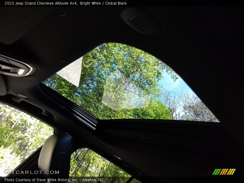 Bright White / Global Black 2023 Jeep Grand Cherokee Altitude 4x4