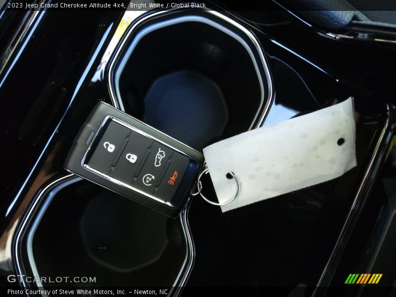 Bright White / Global Black 2023 Jeep Grand Cherokee Altitude 4x4