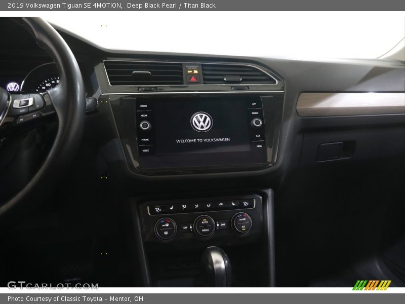 Deep Black Pearl / Titan Black 2019 Volkswagen Tiguan SE 4MOTION