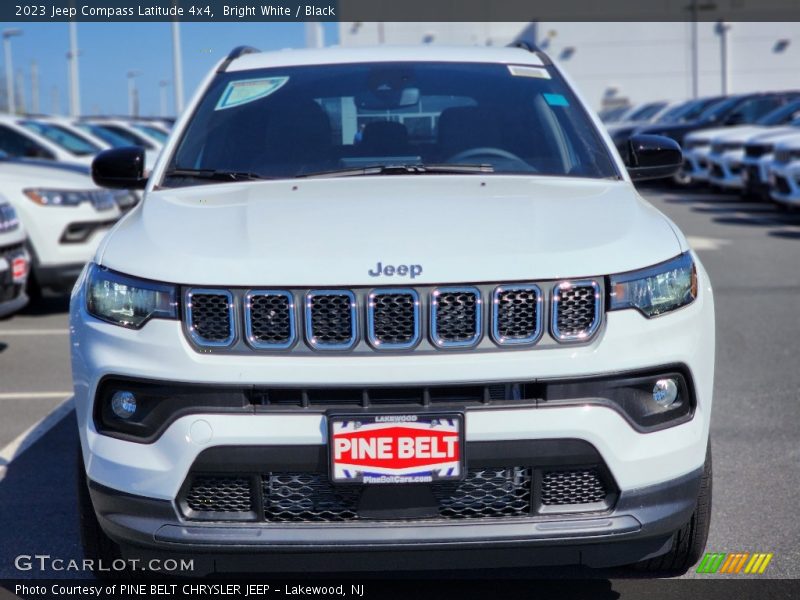 Bright White / Black 2023 Jeep Compass Latitude 4x4