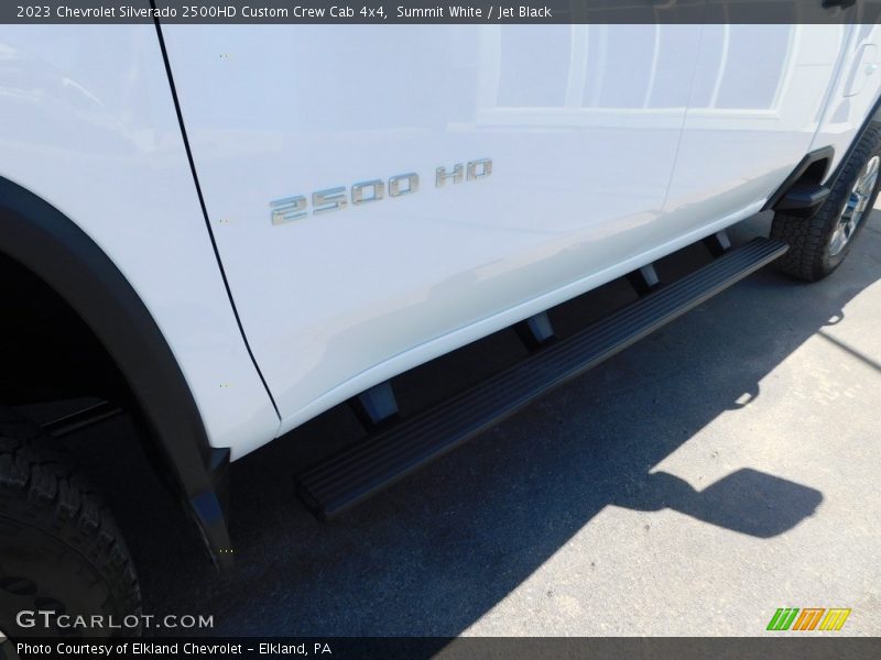 Summit White / Jet Black 2023 Chevrolet Silverado 2500HD Custom Crew Cab 4x4