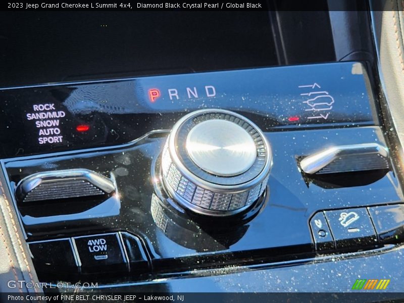 Diamond Black Crystal Pearl / Global Black 2023 Jeep Grand Cherokee L Summit 4x4