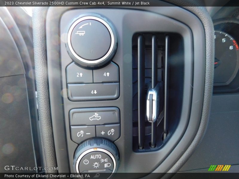 Summit White / Jet Black 2023 Chevrolet Silverado 2500HD Custom Crew Cab 4x4