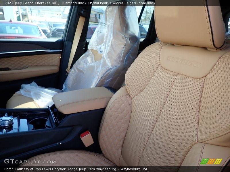 Diamond Black Crystal Pearl / Wicker Beige/Global Black 2023 Jeep Grand Cherokee 4XE