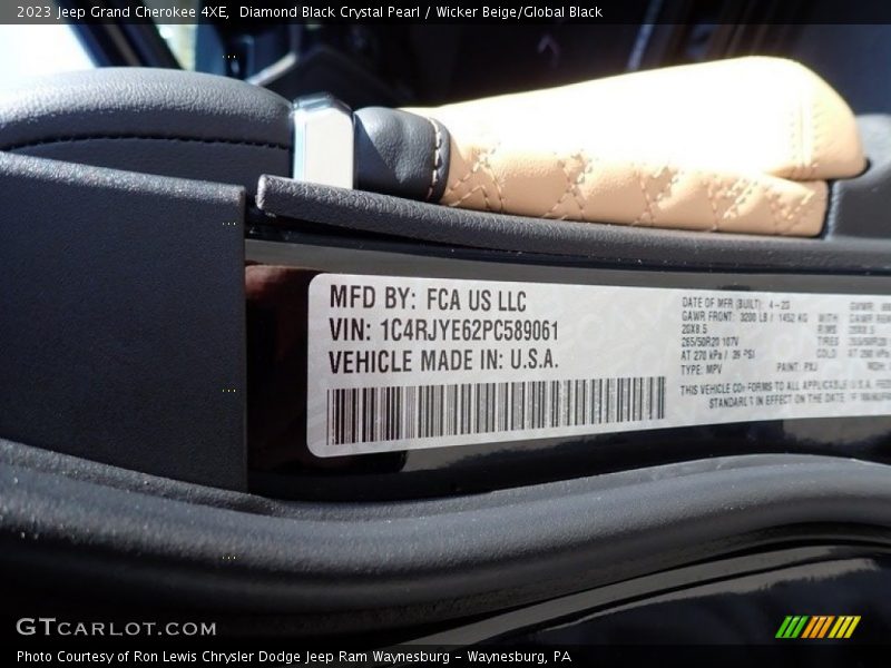 Diamond Black Crystal Pearl / Wicker Beige/Global Black 2023 Jeep Grand Cherokee 4XE