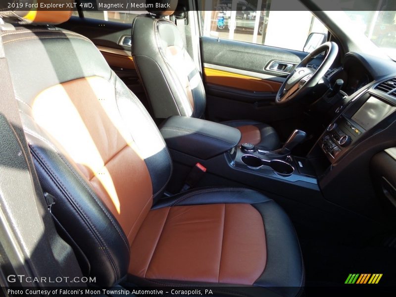 Magnetic / Medium Black 2019 Ford Explorer XLT 4WD