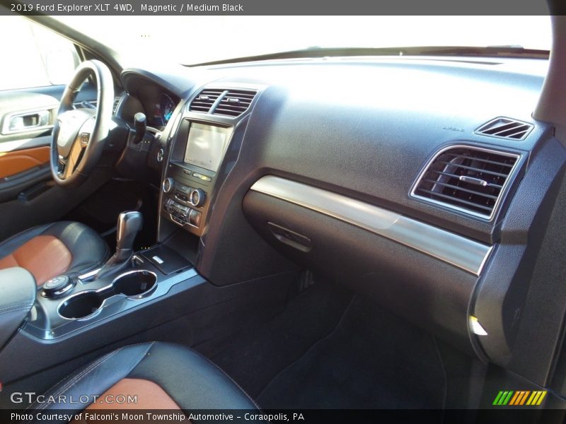 Magnetic / Medium Black 2019 Ford Explorer XLT 4WD