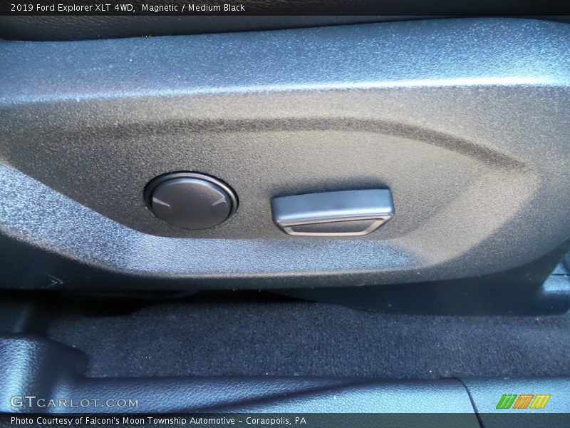 Magnetic / Medium Black 2019 Ford Explorer XLT 4WD