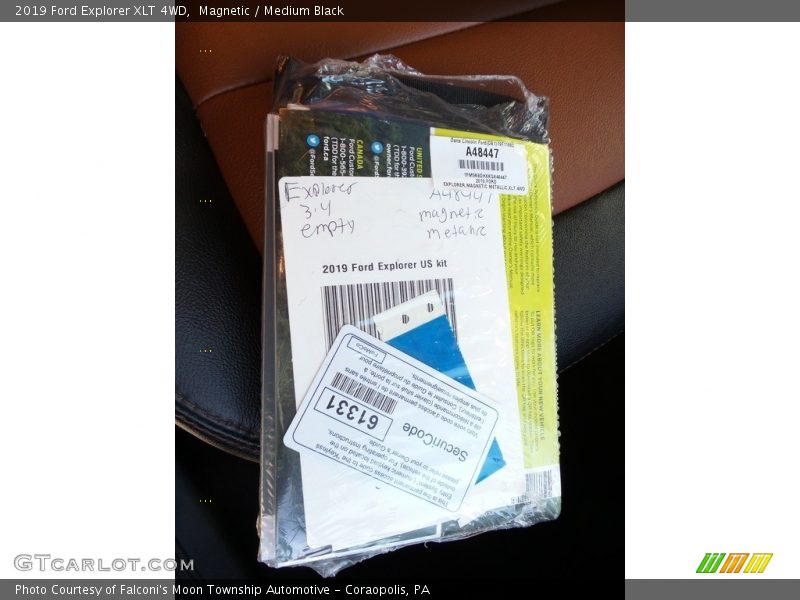 Magnetic / Medium Black 2019 Ford Explorer XLT 4WD