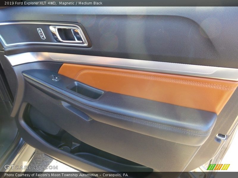 Magnetic / Medium Black 2019 Ford Explorer XLT 4WD