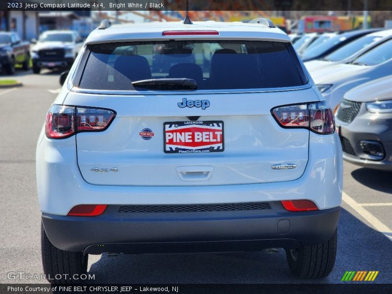 Bright White / Black 2023 Jeep Compass Latitude 4x4