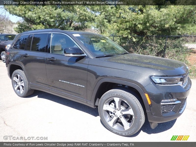 Front 3/4 View of 2023 Grand Cherokee 4XE