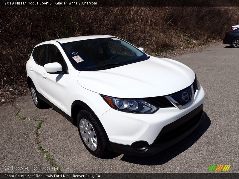 Glacier White / Charcoal 2019 Nissan Rogue Sport S