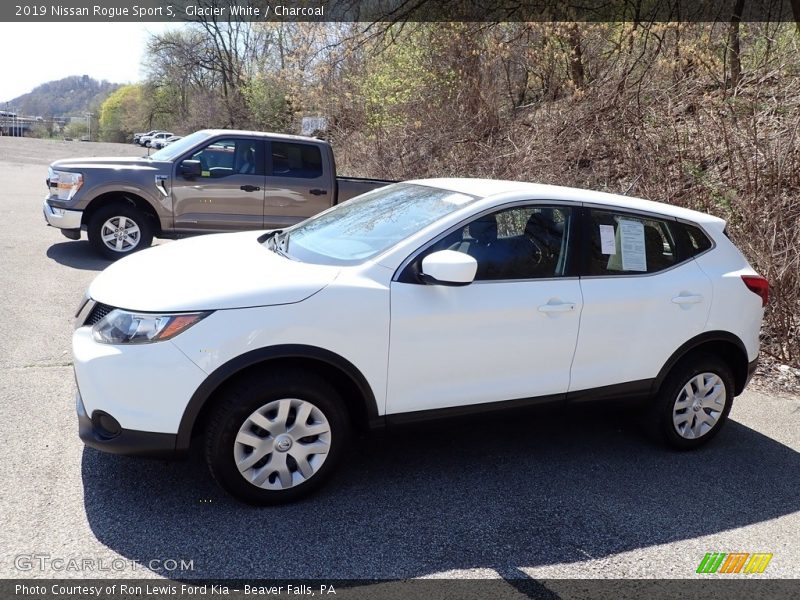 Glacier White / Charcoal 2019 Nissan Rogue Sport S