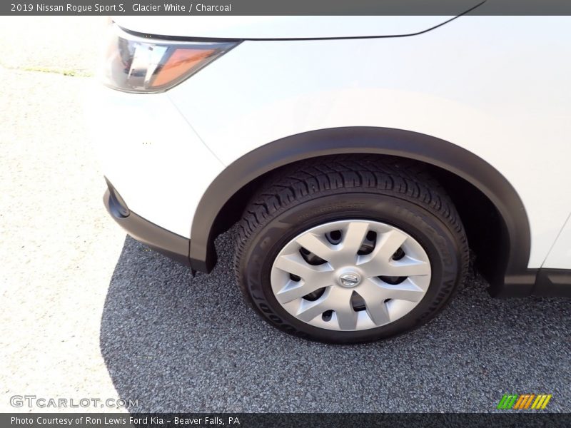 Glacier White / Charcoal 2019 Nissan Rogue Sport S