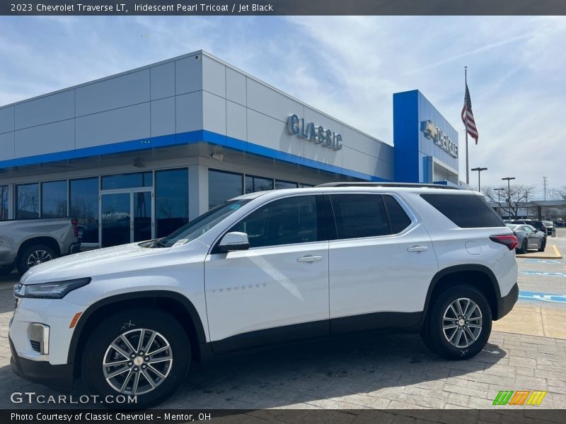 Iridescent Pearl Tricoat / Jet Black 2023 Chevrolet Traverse LT