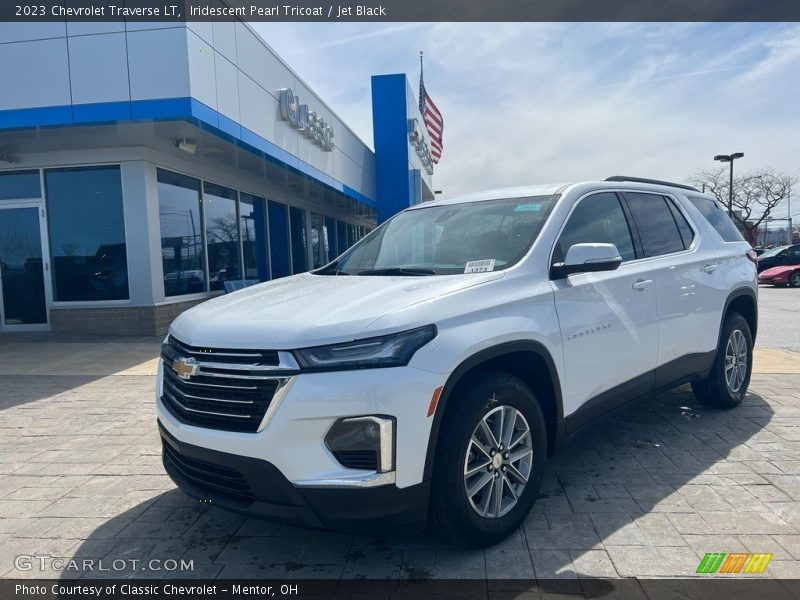 Iridescent Pearl Tricoat / Jet Black 2023 Chevrolet Traverse LT