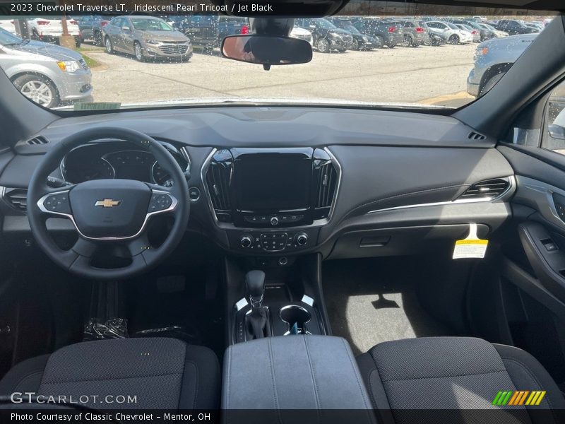 Iridescent Pearl Tricoat / Jet Black 2023 Chevrolet Traverse LT