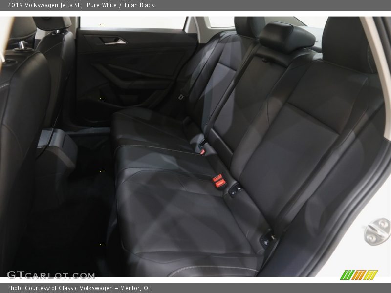 Pure White / Titan Black 2019 Volkswagen Jetta SE