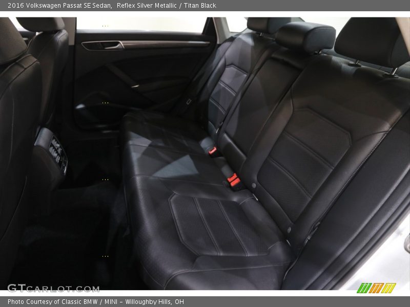 Reflex Silver Metallic / Titan Black 2016 Volkswagen Passat SE Sedan