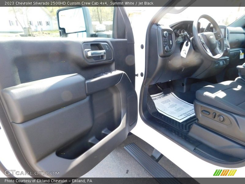 Summit White / Jet Black 2023 Chevrolet Silverado 2500HD Custom Crew Cab 4x4