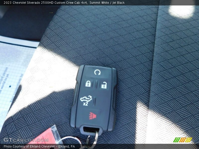 Summit White / Jet Black 2023 Chevrolet Silverado 2500HD Custom Crew Cab 4x4